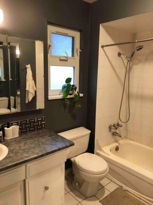 Private Room With Queen Bed In Richmond 202 Exterior foto